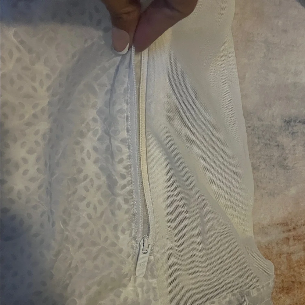 (334)Lululemon White Sheer Joy Hooded Jacket